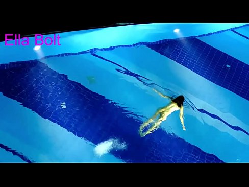 ❤️ Ech kann net ophalen ze kucken, jonk Blond gefaange schwammen plakeg am ELLA BOLT Resort Pool ❤❌ Sex bei eis