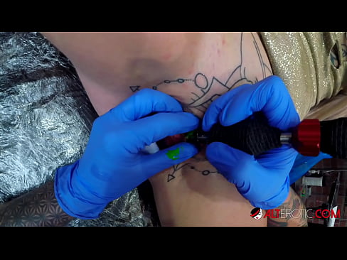 ❤️ Extrem tattooed Hottie Sully Savage krut en Tattoo op hirem Klitoris ❤❌ Sex bei eis