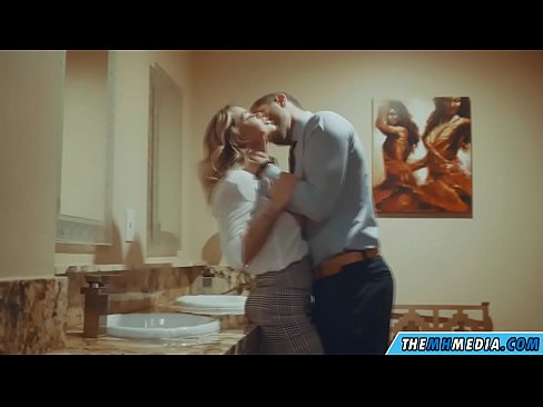 ❤️ Wann eng Busty Blond Iech an engem ëffentlechen Toilette verféiert ❤❌  Sex bei eis